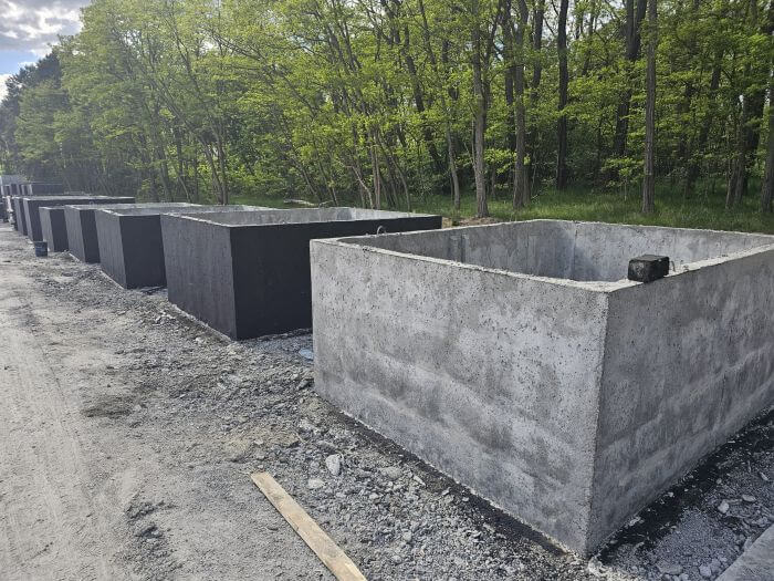 Plac produkcyjny z szambami betonowymi Sieradz gotowymi do transportu