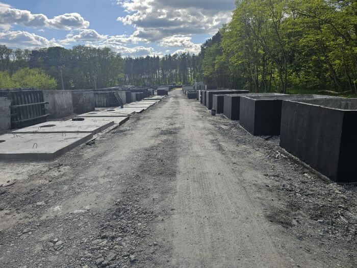 Plac z gotowymi szambami betonowymi Sieradz w różnych rozmiarach